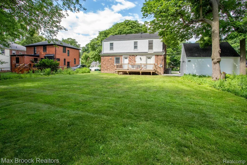 25830 Berkley Avenue Huntington Woods City MI 48070