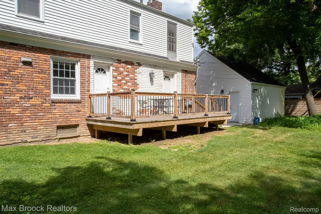 25830 Berkley Avenue Huntington Woods City MI 48070