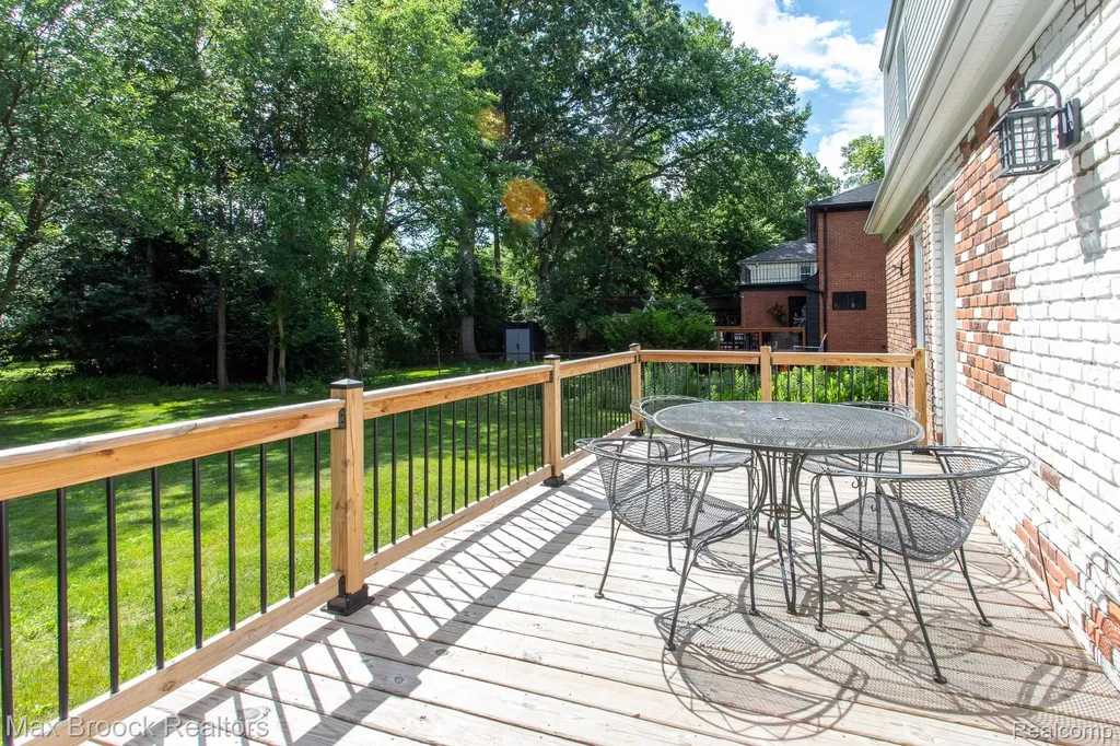 25830 Berkley Avenue Huntington Woods City MI 48070