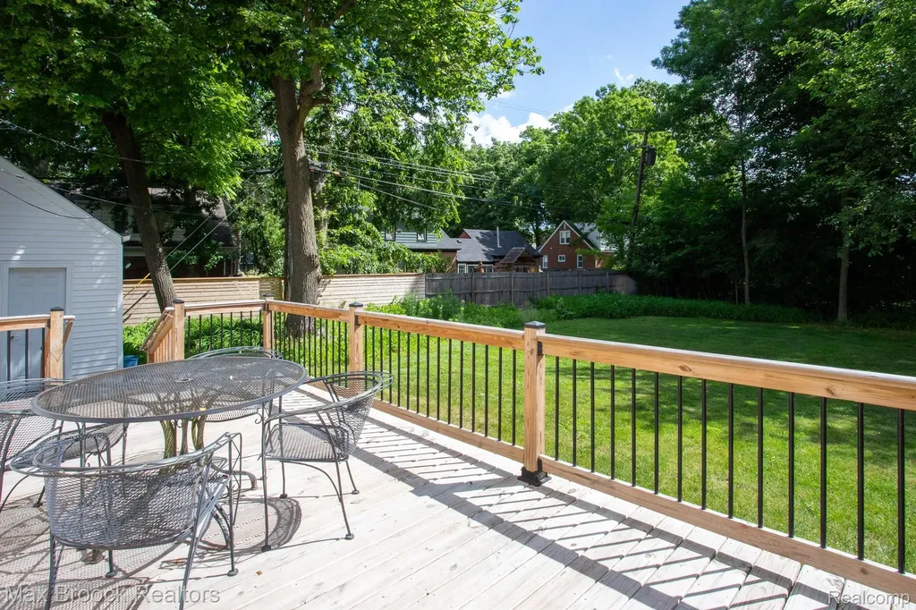 25830 Berkley Avenue Huntington Woods City MI 48070