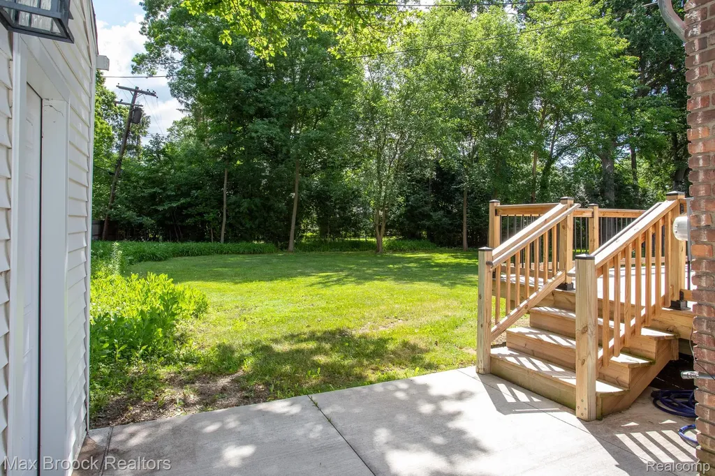 25830 Berkley Avenue Huntington Woods City MI 48070