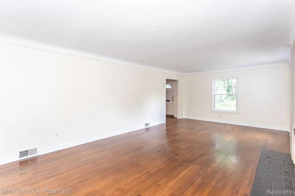 25830 Berkley Avenue Huntington Woods City MI 48070
