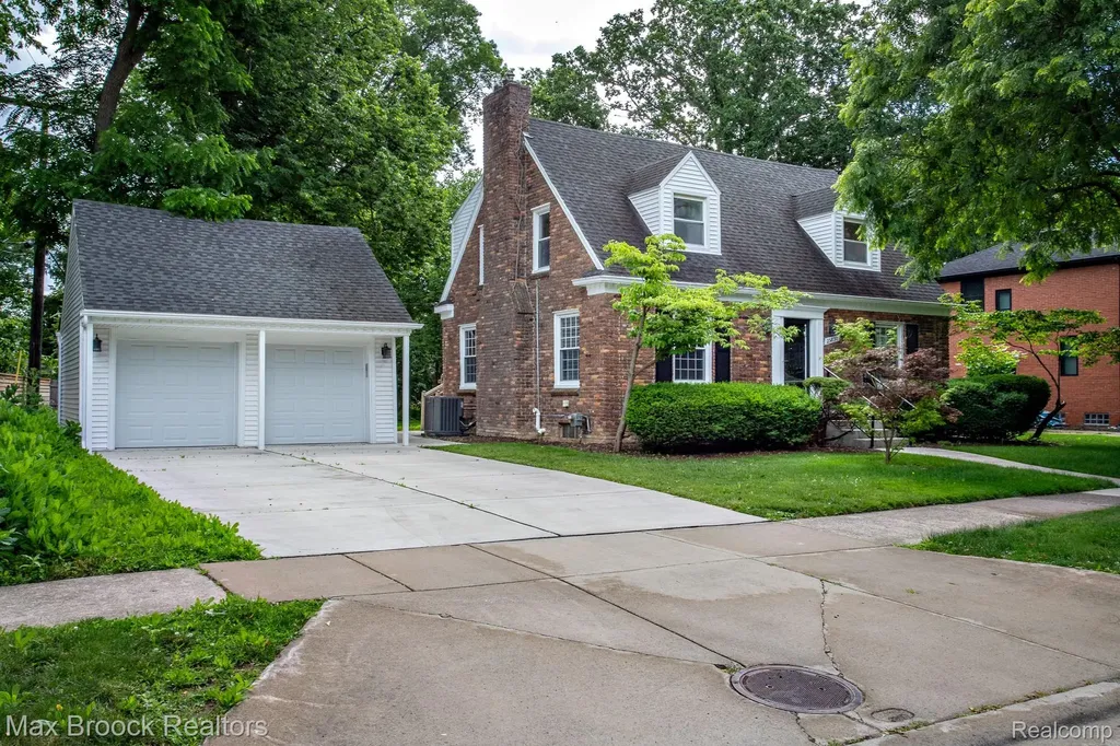25830 Berkley Avenue Huntington Woods City MI 48070