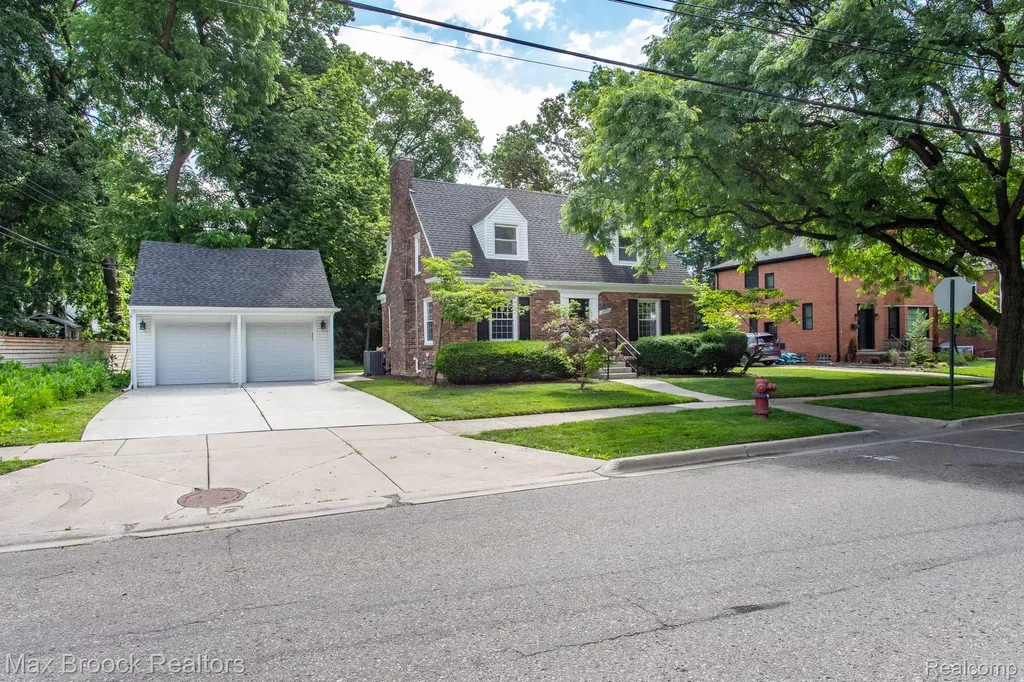 25830 Berkley Avenue Huntington Woods City MI 48070