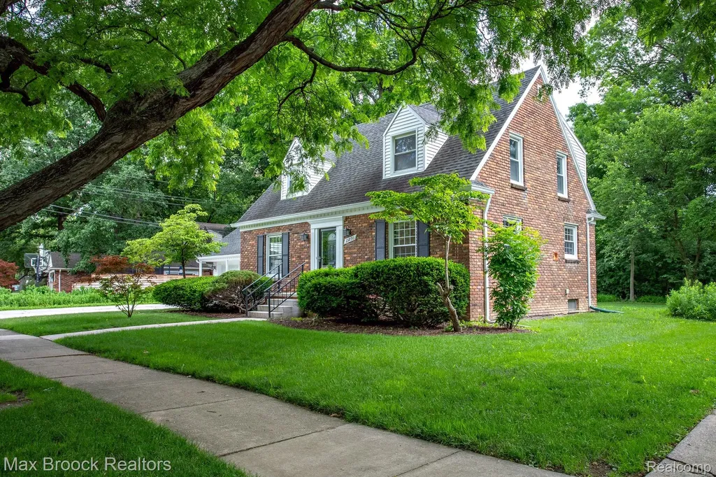 25830 Berkley Avenue Huntington Woods City MI 48070