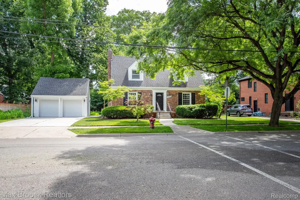 25830 Berkley Avenue Huntington Woods City MI 48070