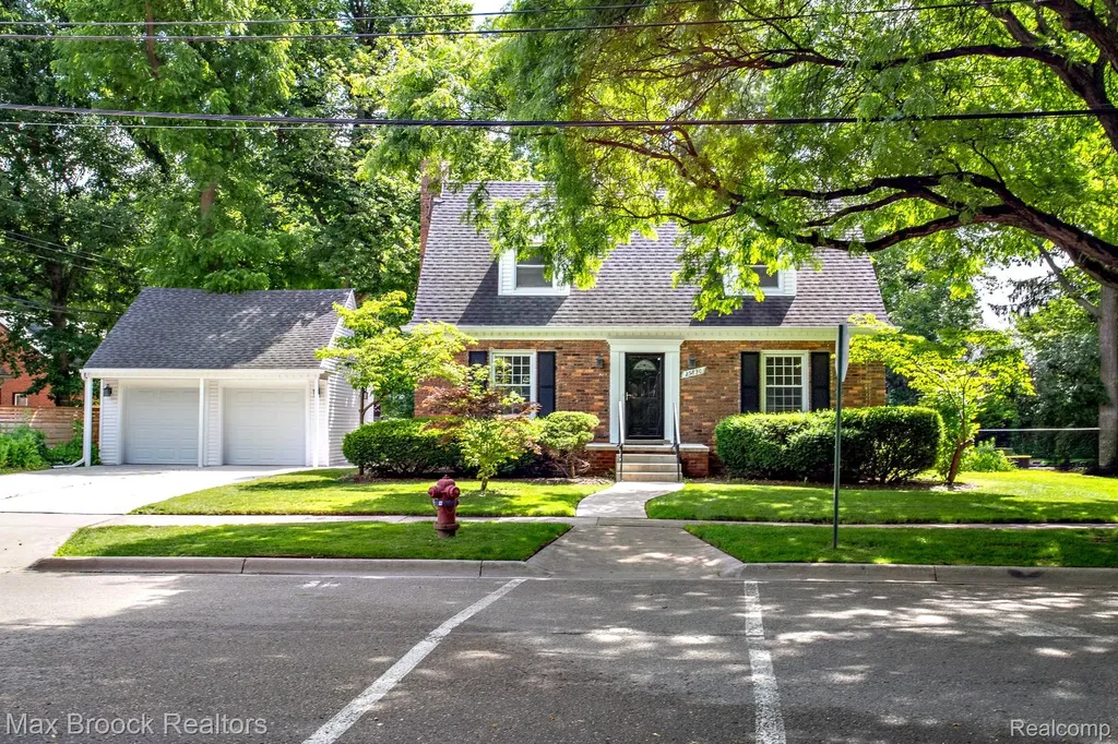 25830 Berkley Avenue Huntington Woods City MI 48070