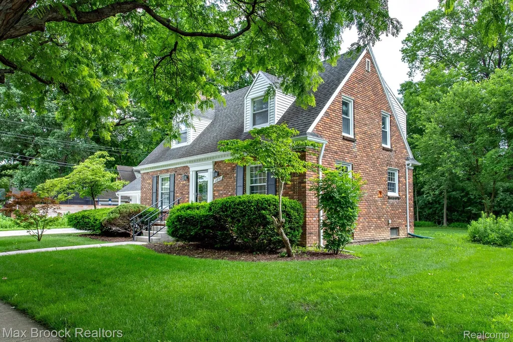 25830 Berkley Avenue Huntington Woods City MI 48070