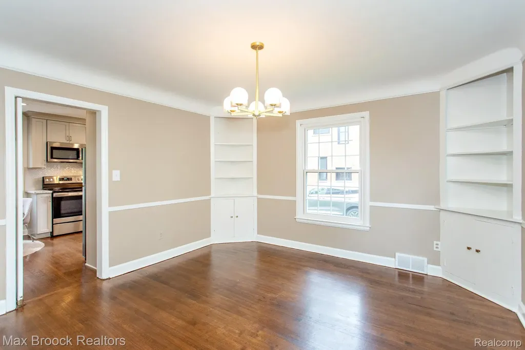 25830 Berkley Avenue Huntington Woods City MI 48070