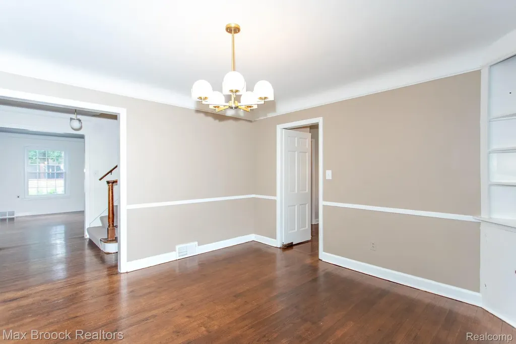 25830 Berkley Avenue Huntington Woods City MI 48070