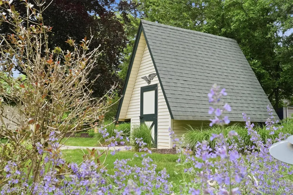 27221 Apple Tree Lane Franklin Village MI 48025