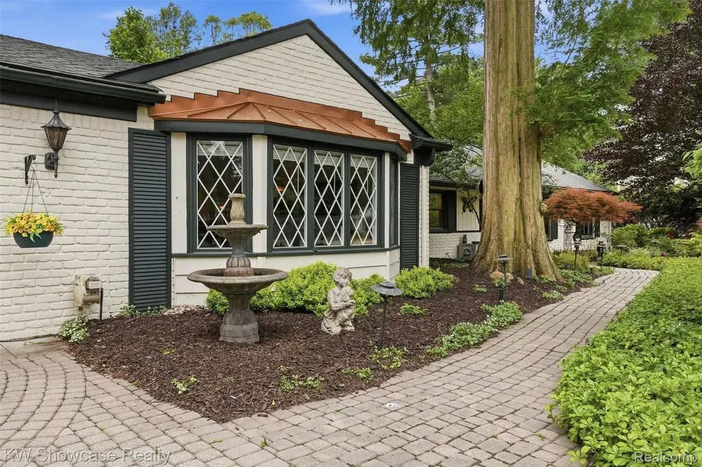 27221 Apple Tree Lane Franklin Village MI 48025