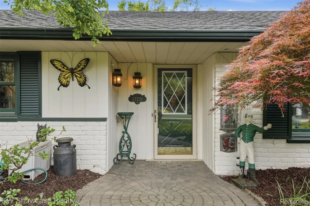 27221 Apple Tree Lane Franklin Village MI 48025