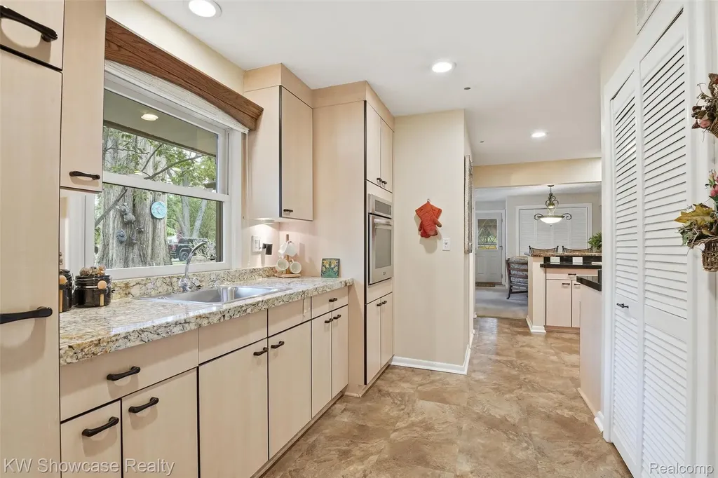 27221 Apple Tree Lane Franklin Village MI 48025