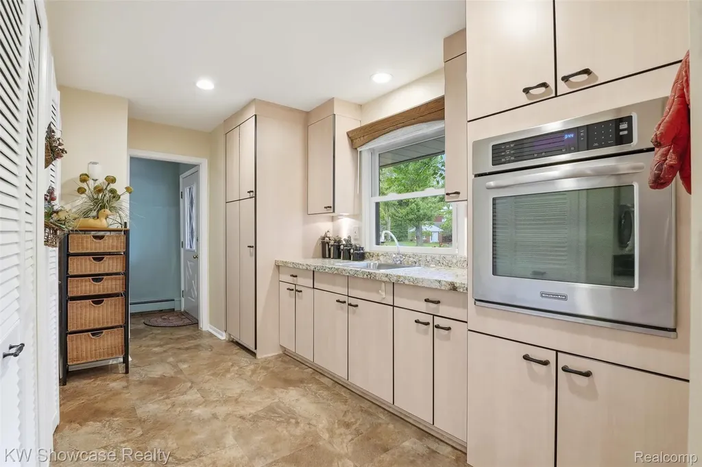 27221 Apple Tree Lane Franklin Village MI 48025