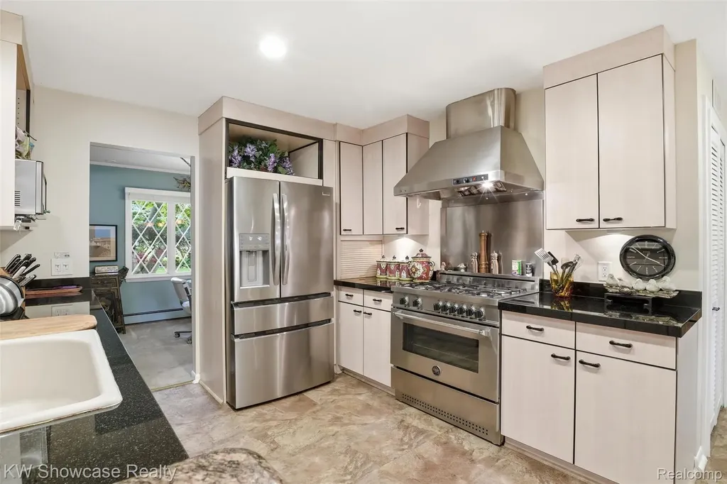 27221 Apple Tree Lane Franklin Village MI 48025