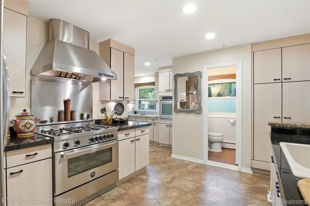 27221 Apple Tree Lane Franklin Village MI 48025