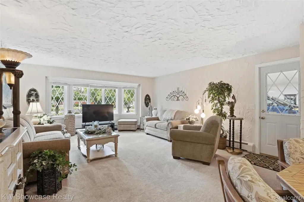 27221 Apple Tree Lane Franklin Village MI 48025