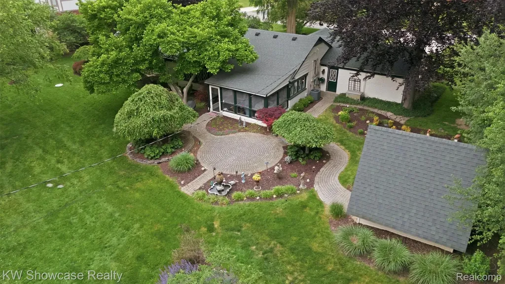 27221 Apple Tree Lane Franklin Village MI 48025