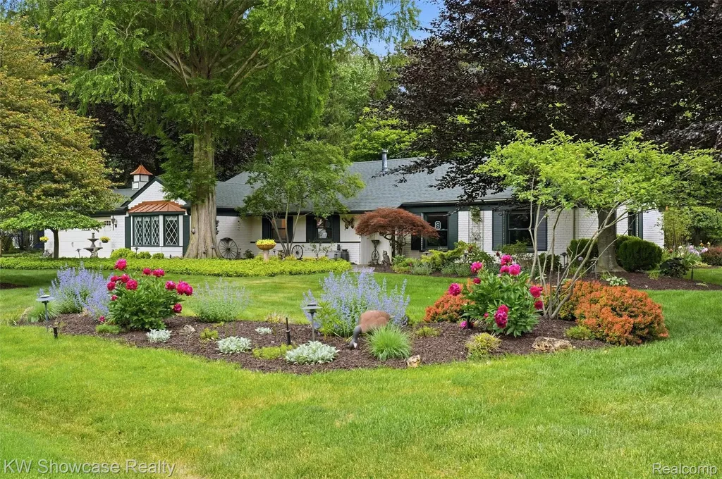 27221 Apple Tree Lane Franklin Village MI 48025