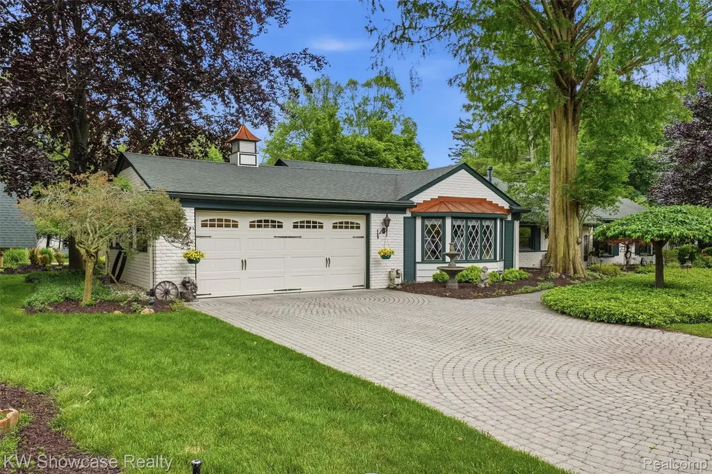 27221 Apple Tree Lane Franklin Village MI 48025
