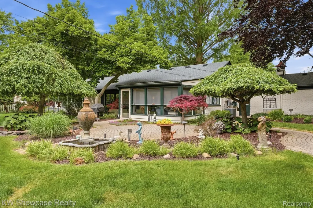 27221 Apple Tree Lane Franklin Village MI 48025