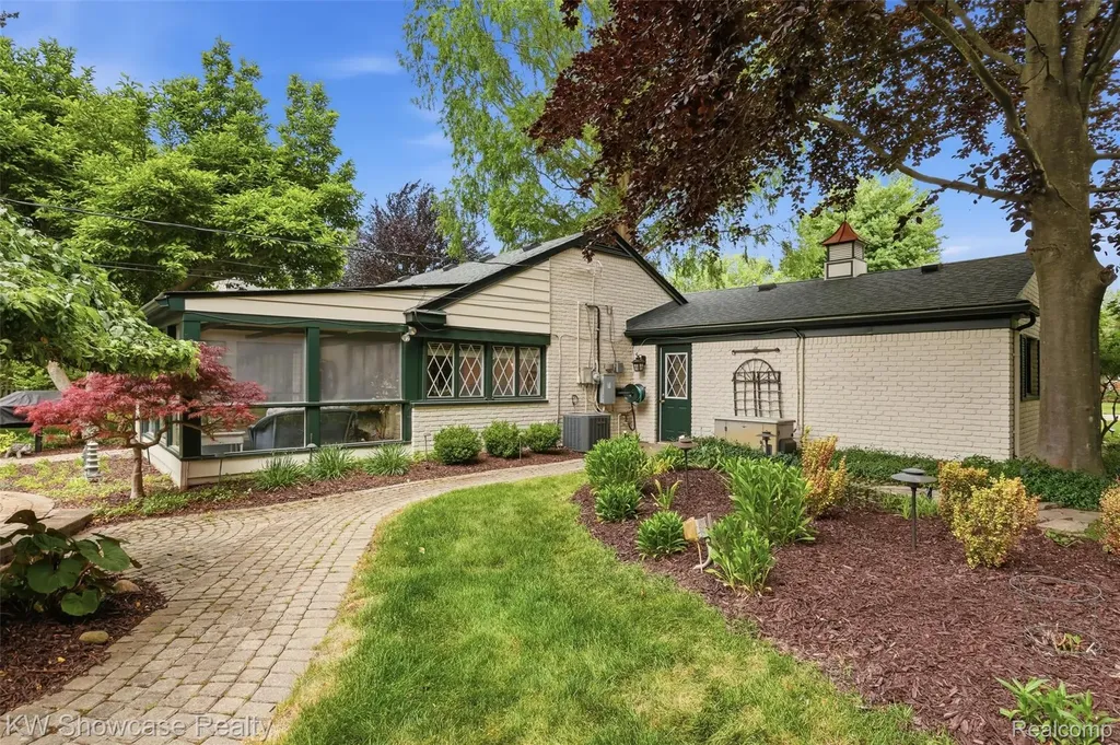 27221 Apple Tree Lane Franklin Village MI 48025