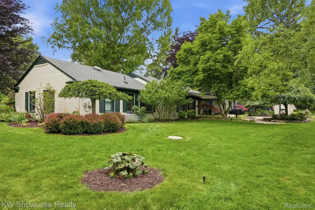 27221 Apple Tree Lane Franklin Village MI 48025