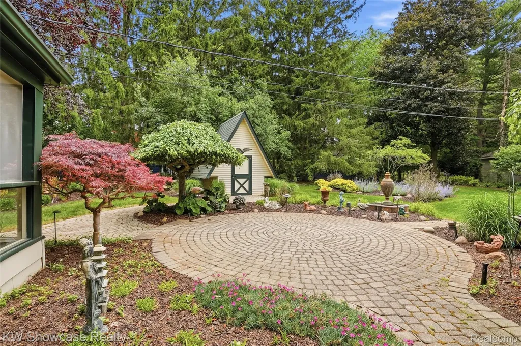 27221 Apple Tree Lane Franklin Village MI 48025