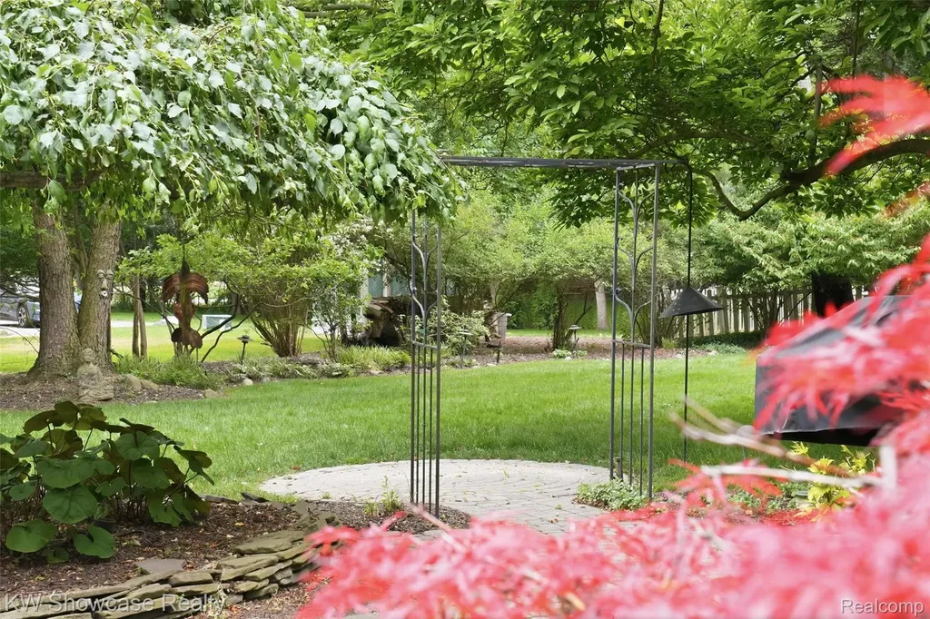 27221 Apple Tree Lane Franklin Village MI 48025