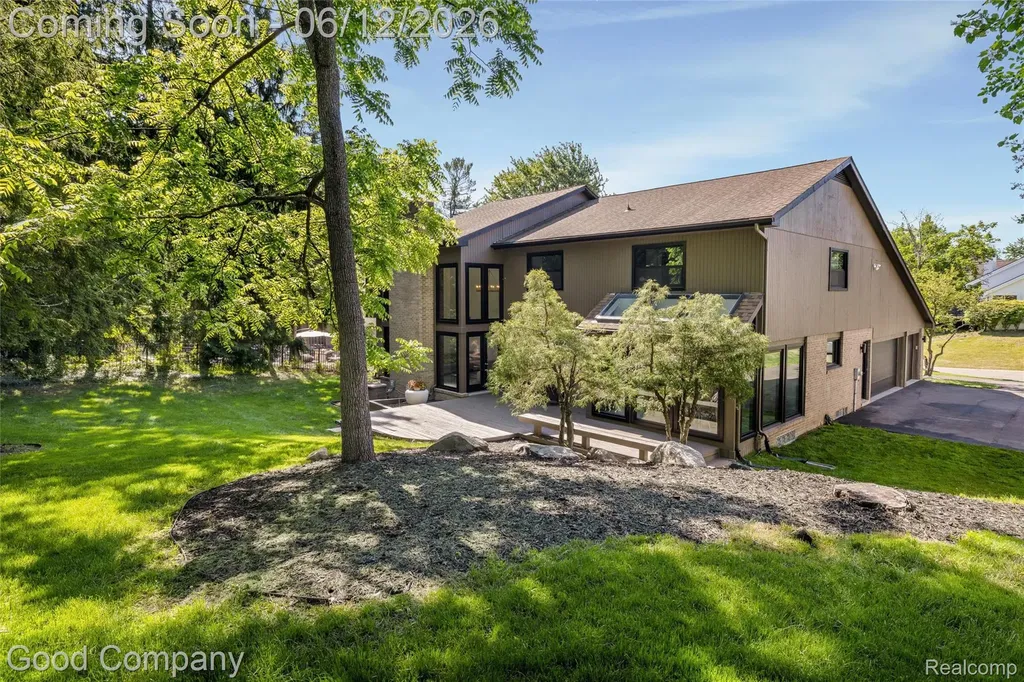 3176 Chambord Drive West Bloomfield Charter Township MI 48323
