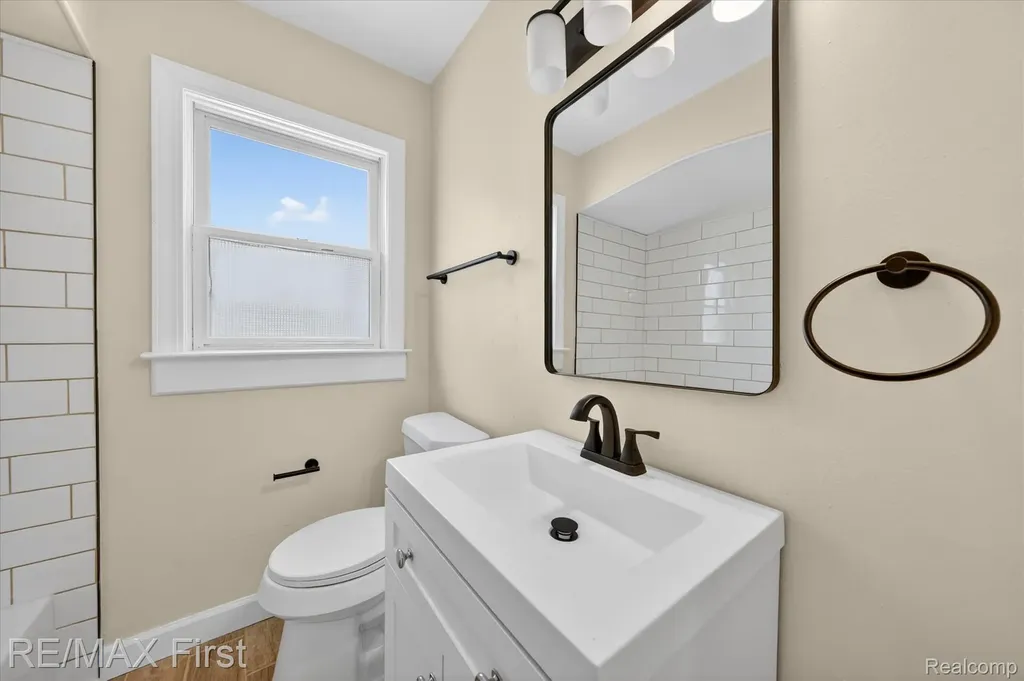 25028 Midland Redford Charter Township MI 48239