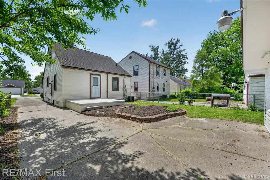25028 Midland Redford Charter Township MI 48239