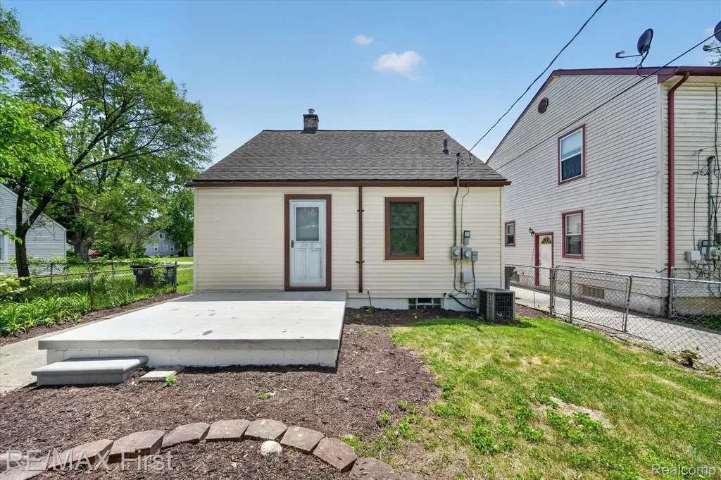 25028 Midland Redford Charter Township MI 48239