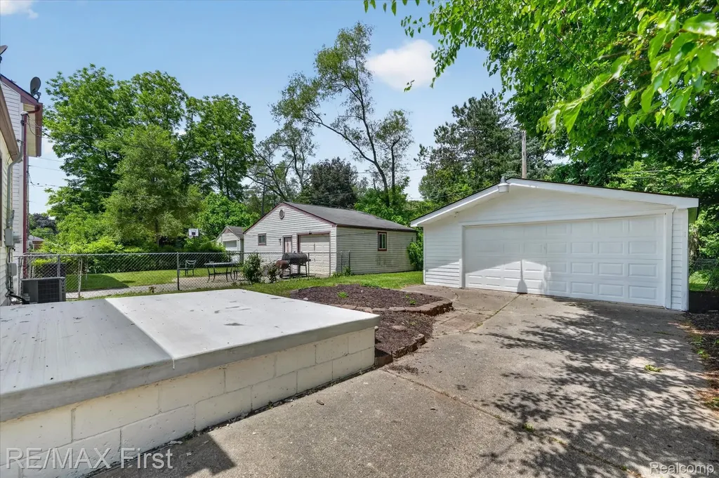 25028 Midland Redford Charter Township MI 48239
