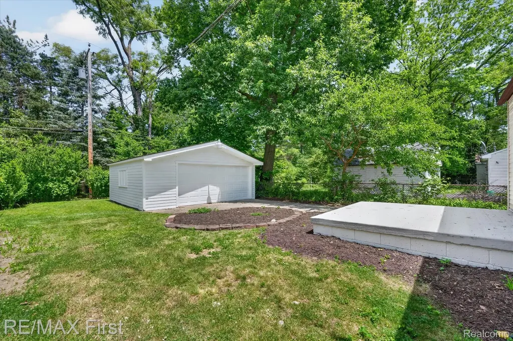 25028 Midland Redford Charter Township MI 48239