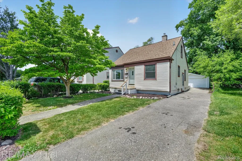 25028 Midland Redford Charter Township MI 48239