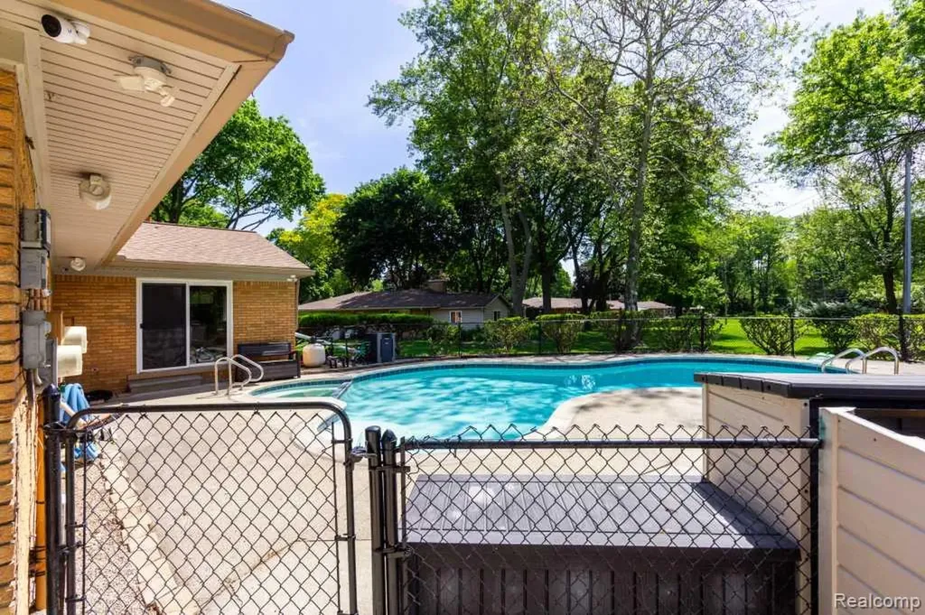 31641 Rocky Crest Farmington Hills City MI 48336