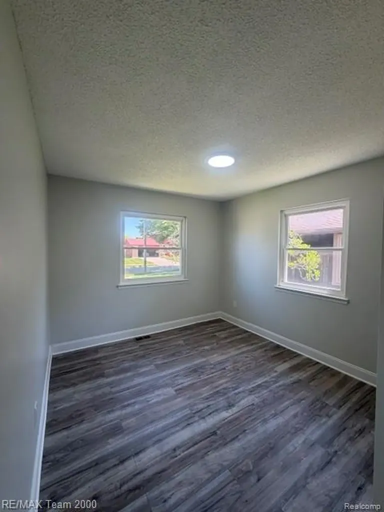 580 Palmerston River Rouge City MI 48218