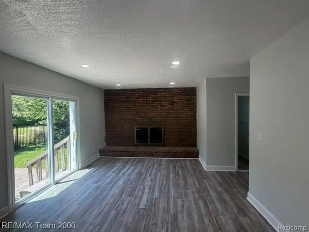 580 Palmerston River Rouge City MI 48218