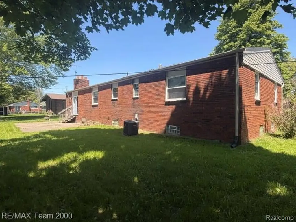 580 Palmerston River Rouge City MI 48218
