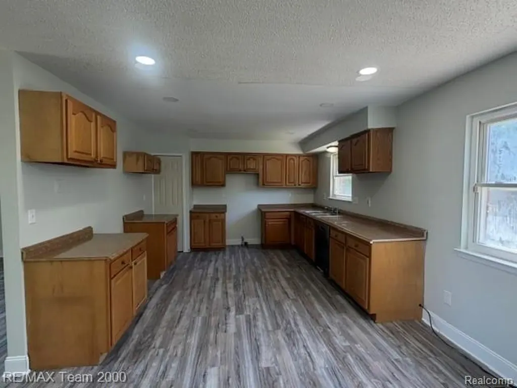 580 Palmerston River Rouge City MI 48218