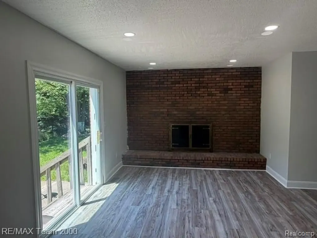 580 Palmerston River Rouge City MI 48218