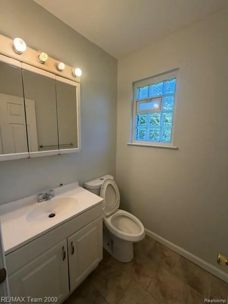 580 Palmerston River Rouge City MI 48218