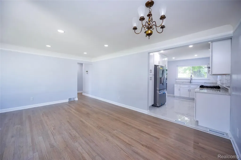5646 Cambourne Street Dearborn Heights City MI 48127