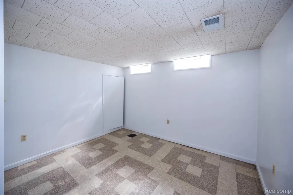 5646 Cambourne Street Dearborn Heights City MI 48127