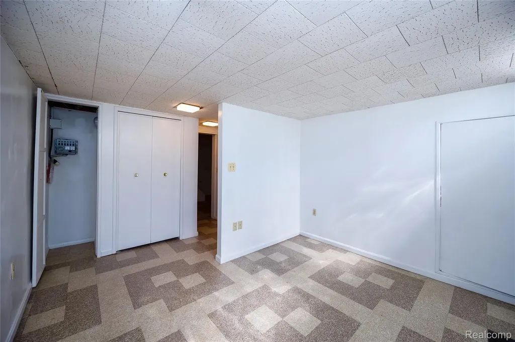 5646 Cambourne Street Dearborn Heights City MI 48127