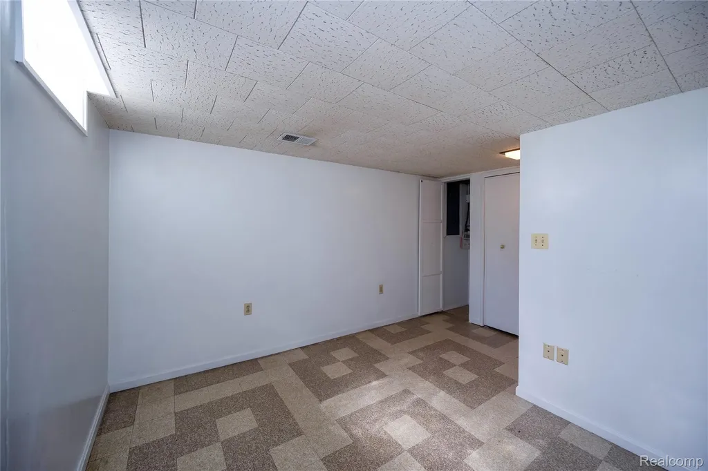 5646 Cambourne Street Dearborn Heights City MI 48127