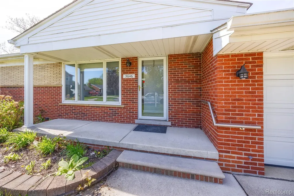 5646 Cambourne Street Dearborn Heights City MI 48127