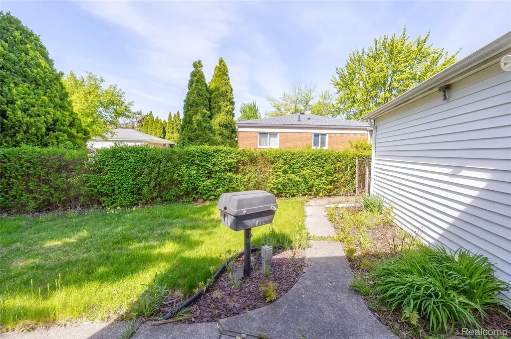 5646 Cambourne Street Dearborn Heights City MI 48127